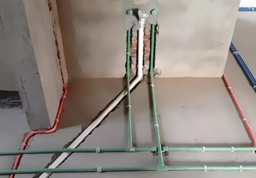 水管走頂仍是走地，這個(gè)問題見仁見智，各有優(yōu)缺